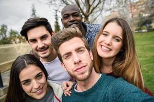 gruppo multirazziale di amici che si fanno selfie foto