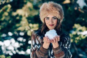 giovane donna che si gode le montagne innevate in inverno foto