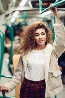 donna araba all'interno del treno della metropolitana. ragazza araba in abiti casual. foto