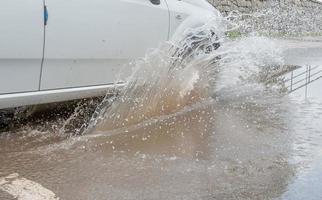 auto che spruzza acqua foto