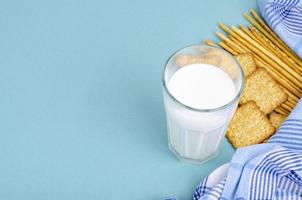 deliziosi biscotti e bicchiere di latte su sfondo luminoso. foto in studio