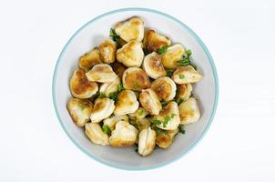 ciotola blu con gnocchi fritti. foto in studio