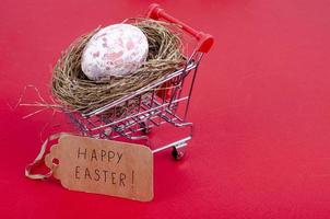 carrello del supermercato pieno di uova di gallina. concetto di preparazione per pasqua, acquisto di cibo. spazio per il testo. foto in studio