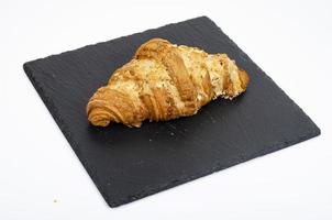 croissant dolci freschi per colazione su bianco. foto in studio