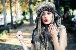 ritratto di bella ragazza con il cappello invernale foto