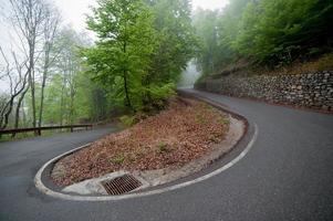 tornante del laghetto di montagna foto