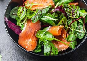 insalata di salmone uovo sodo, lattuga a foglie verdi farina fresca foto