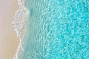 foto aerea vista dall'alto dal drone di una splendida spiaggia di paesaggio marino con acqua turchese con spazio per la copia per il testo. bellissima spiaggia di sabbia con acqua turchese. rilassare la natura, spiaggia meravigliosa