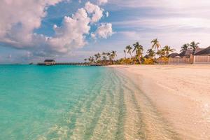 spiaggia dell'isola delle maldive. paesaggio tropicale di paesaggi estivi, sabbia bianca con palme. destinazione di vacanza di viaggio di lusso. paesaggio esotico della spiaggia. natura straordinaria, relax, libertà modello di natura foto