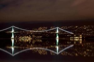 fotografia notturna di Lions Gate Bridge foto