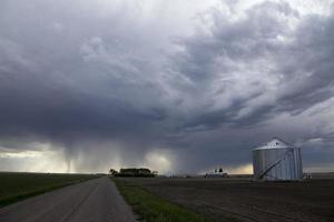 prateria nuvole temporalesche canada foto