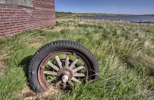 vecchio pneumatico di gomma della ruota del carro foto