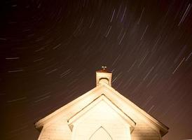 tracce di stelle notturne della chiesa foto