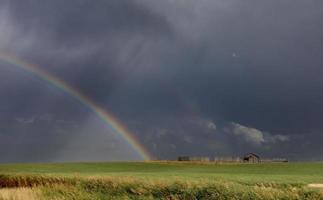 prateria grandine tempesta e arcobaleno foto