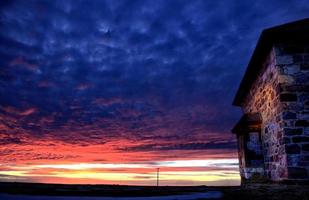 tramonto della casa di pietra foto