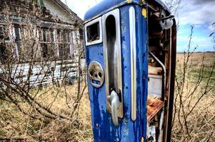 vecchia pompa a benzina d'epoca foto