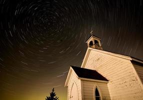 tracce di stelle notturne della chiesa foto