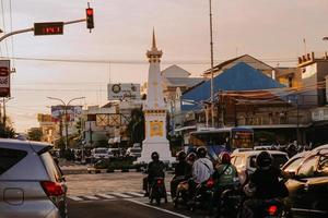 yogyakarta, indonesia, febbraio 2020-tugu jogja con tramonto foto