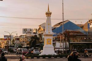 yogyakarta, indonesia - 25 febbraio 2020-tugu jogja con tramonto foto