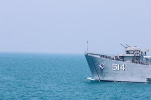 la nave da guerra indonesiana vela kri teluk mandar 514 corazzata nel mezzo dell'oceano javanesse, madura del nord, indonesia. surabaya, indonesia - aprile 2019 foto