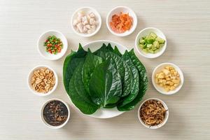 miang kham - un antipasto con involucro di foglie reali foto