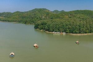 provincia di loei, tailandia dicembre 2021 area del bacino idrico di huai krathing con riparo per zattera di bambù per rafting e mangiare. bellissimo paesaggio naturale del fiume e della montagna con cielo blu foto