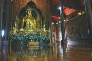 loei, tailandia 12,2021 wat somdet phu ruea ming mueang tempio. il tempio è costruito con legno pregiato. la chiesa è fatta di teak e si trova sulla montagna e uno dei punti panoramici in alto a phu ruea. foto