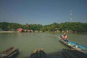 provincia di loei, tailandia dicembre 2021 area del bacino idrico di huai krathing con riparo per zattera di bambù per rafting e mangiare. bellissimo paesaggio naturale del fiume e della montagna con cielo blu foto