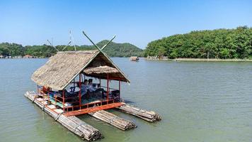 provincia di loei, tailandia dicembre 2021 area del bacino idrico di huai krathing con riparo per zattera di bambù per rafting e mangiare. bellissimo paesaggio naturale del fiume e della montagna con cielo blu foto