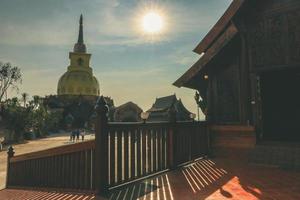 loei, tailandia 12,2021 wat somdet phu ruea ming mueang tempio. il tempio è costruito con legno pregiato. la chiesa è fatta di teak e si trova sulla montagna e uno dei punti panoramici in alto a phu ruea. foto