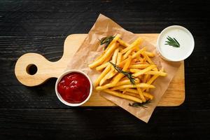 patatine fritte con panna acida e ketchup foto