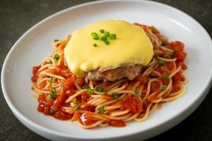 spaghetti al sugo di pomodoro con amburgo e formaggio