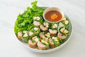 involucro di polpette vietnamite o rotolo di insalata vietnamita o namnueng o nem nuong? foto