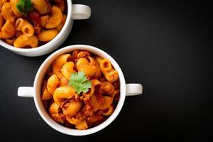 maccheroni con salsa di pomodoro e carne di maiale macinata foto