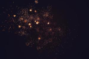 i fuochi d'artificio illuminano il cielo foto