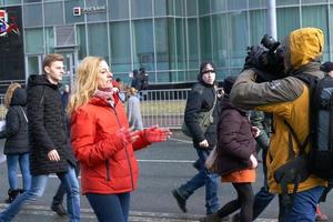 mosca, russia - 10 marzo 2019. giornalista donna straniera sta segnalando alla fotocamera digitale dalla riunione per internet gratuito. foto