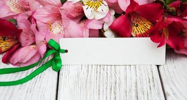 biglietto di carta con fiori di alstroemeria foto