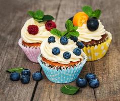 cupcakes con frutti di bosco freschi foto