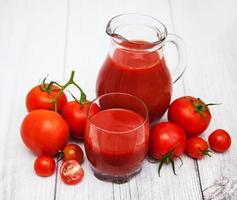 bicchiere con succo di pomodoro foto