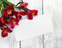 biglietto di carta con fiori di alstroemeria foto