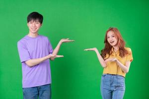giovane coppia asiatica in posa su sfondo verde foto