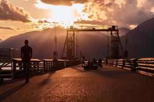 sagoma di un uomo durante un bel tramonto sulla spiaggia foto