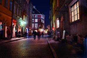sagome che si muovono di notte in un centro storico in europa foto