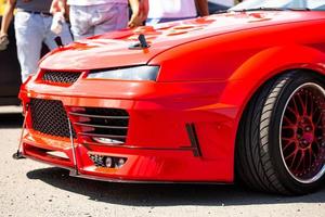 primo piano di tuning sportivo rosso, vista laterale foto