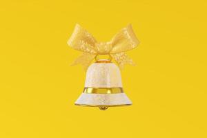 campana di natale vetro ghiaccio gelido struttura decorata oro nastro appeso. grazioso giocattolo concept design sfondo giallo. gioielli eleganti simbolo del nuovo anno. rendering 3D foto