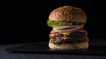fast food su sfondo nero foto
