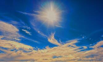 cielo azzurro con alcune nuvole superficie flusso astratto tuono nuvole bianche nel cielo blu. foto