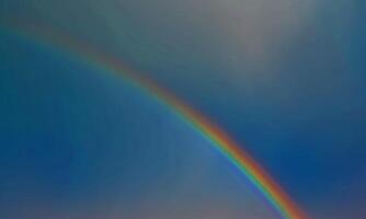 cielo arcobaleno con alcune nuvole bianche in superficie flusso astratto nuvole temporalesche nel cielo azzurro. foto