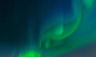 cielo aurora colorato con alcune nuvole superficie flusso astratto nuvole temporalesche nel cielo sul cielo blu scuro. foto