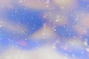 astratto naturale azzurro inverno natale cielo pesanti fiocchi di neve bianchi che cadono splendente bella neve sul cielo bianco. foto